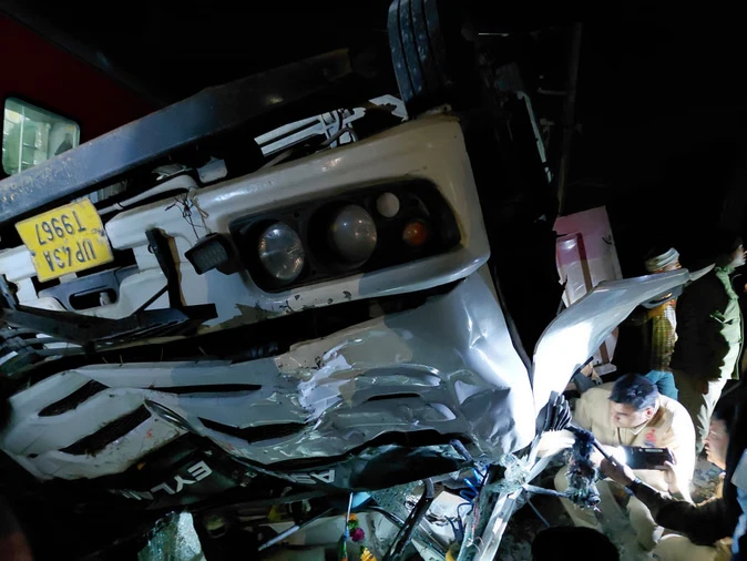 बाराबंकी: पुल से रेलवे लाइन पर गिरा अनियंत्रित डंपर, बाल-बाल बची जा रही गरीब रथ ट्रेन