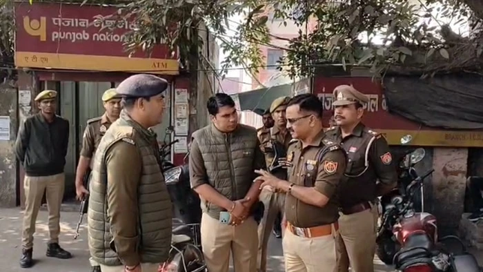 मुरादाबाद एटीएम लूटकांड: दो बदमाशों के करीबी गिरफ्तार, पुलिस की छापेमारी जारी