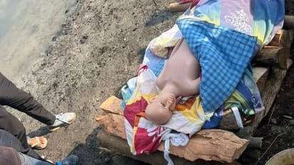 गढ़मुक्तेश्वर: अंतिम संस्कार की आड़ में फर्जीवाड़ा, चिता पर शव की जगह मिला पुतला