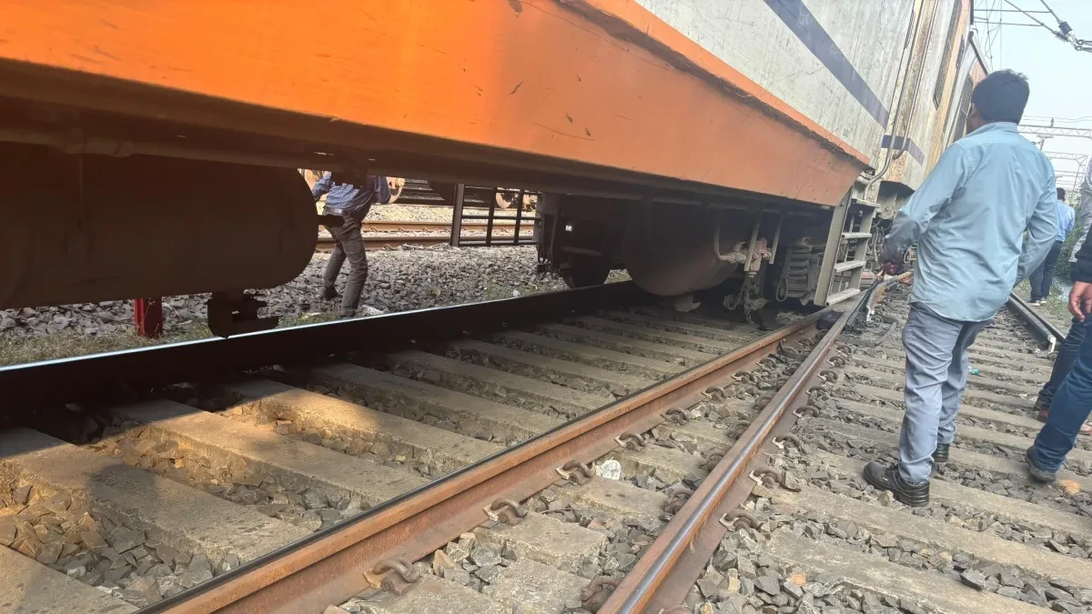 दुमका में बड़ा हादसा टला, रामपुरहाट पैसेंजर की दो बोगियां पटरी से उतरीं