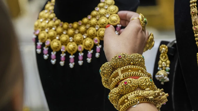 सोने की कीमतों में गिरावट, चांदी लगातार तीसरे दिन तेजी