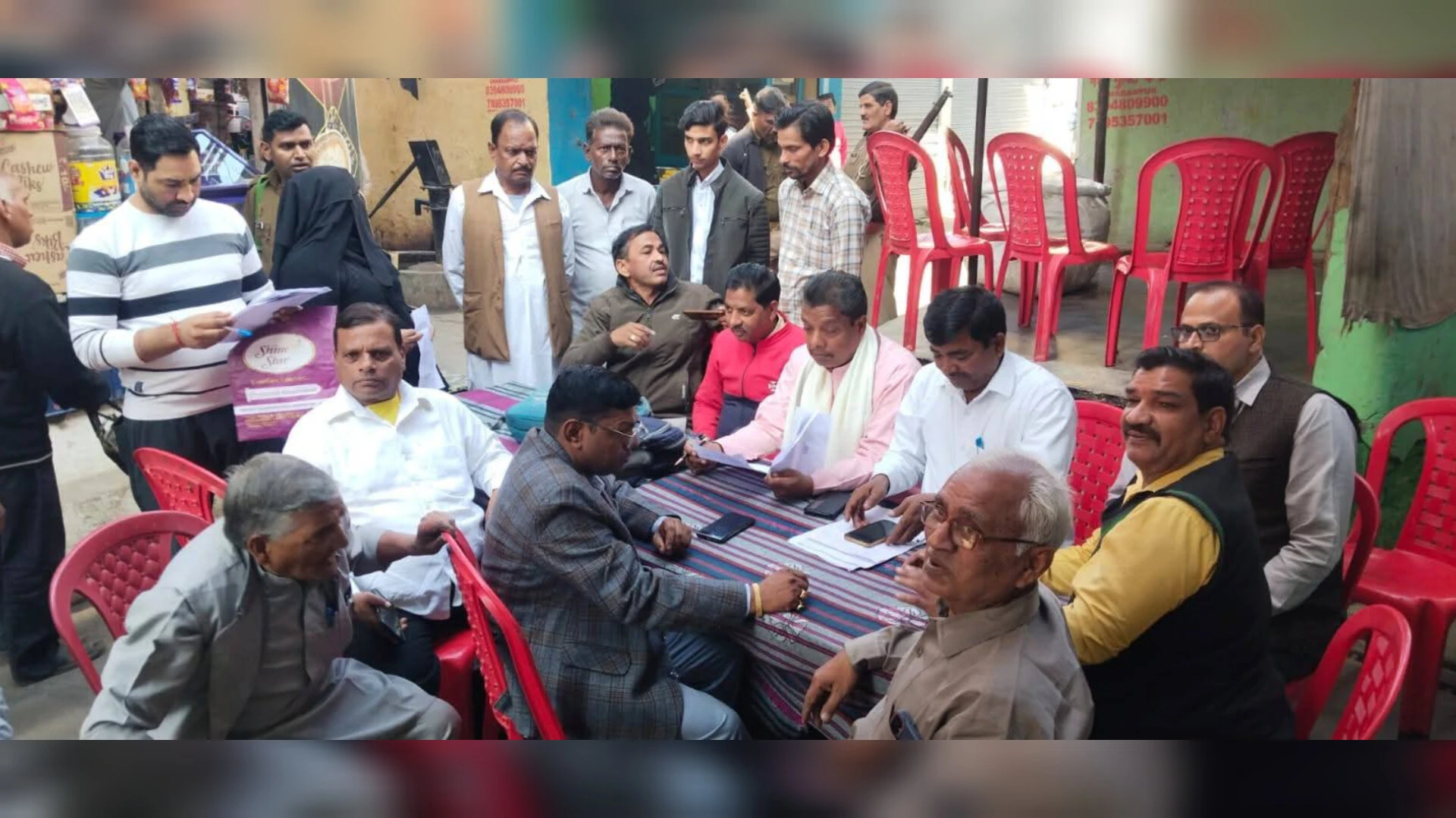 पुरकाजी: पूर्व विधायक प्रमोद अटवाल ने कैम्प में पहुंचकर भरे एसआईआर फार्म