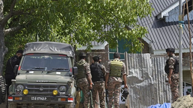 पुलवामा में जैश-ए-मोहम्मद से जुड़ा ठिकाना ध्वस्त, आतंकी सहयोगी गिरफ्तार