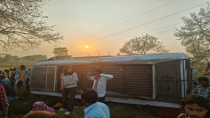 जांजगीर चांपा में भीषण सड़क हादसा: बस और कार में टक्कर, 25 घायल