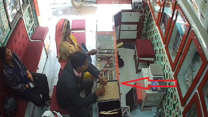 बदायूं: ग्राहक बन दुकान में आया शातिर, पांच लाख की तीन सोने की चेन लेकर फरार