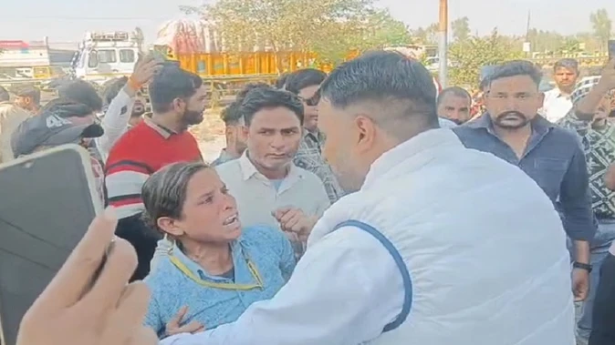 मुजफ्फरनगर: वीकेएम को मिला छपार टोल का संचालन, हटाए गए कर्मचारियों ने प्रदर्शन किया