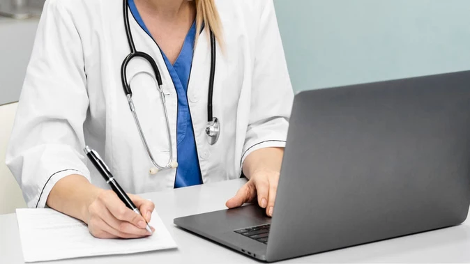 मेरठ: अल्फा अस्पताल का लाइसेंस निलंबित, मरीज से अवैध वसूली और लापरवाही के आरोप