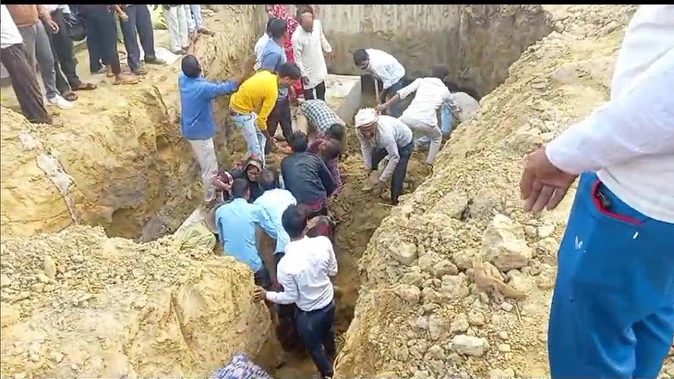 एटा: खेरिया खुर्द में मिट्टी का ढेर गिरा, एक महिला की मौत, चार अन्य दबे