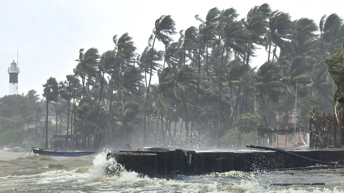 तूफान ‘दितवाह’ का खतरा बढ़ा: तीन राज्यों में तेज हवाओं और भारी बारिश की चेतावनी