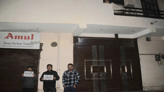 मेरठ के थापरनगर में तनाव: मुस्लिम परिवार के मकान खरीदने पर हिन्दुओं ने लगाए 'घर बिकाऊ' के पोस्टर!