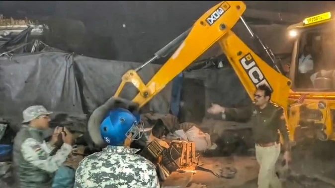 बरेली: कुतुबखाना मंडी में रातों-रात कार्रवाई, नगर निगम ने हटाया अतिक्रमण