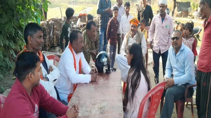 हिंदू युवती के घर बरात लेकर पहुंचा गैर समुदाय का युवक, गांव में हंगामा