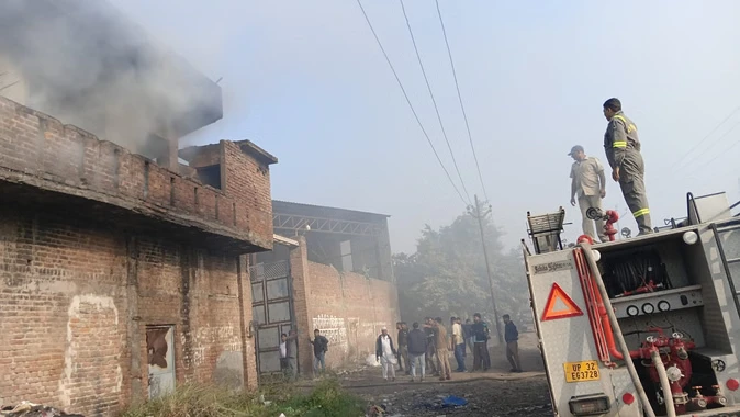 हापुड़ में स्क्रैप फैक्टरी में भीषण आग, दमकल ने पाया काबू