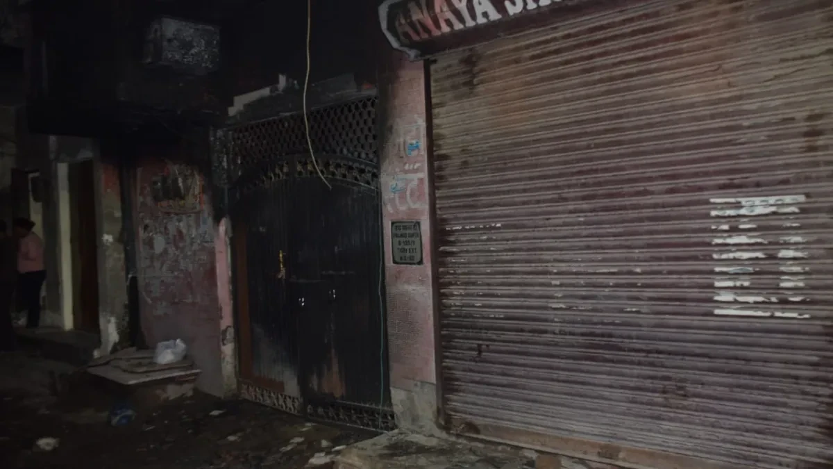दिल्ली में चार मंजिला भवन में लगी आग, तीन की मौत और कई घायल