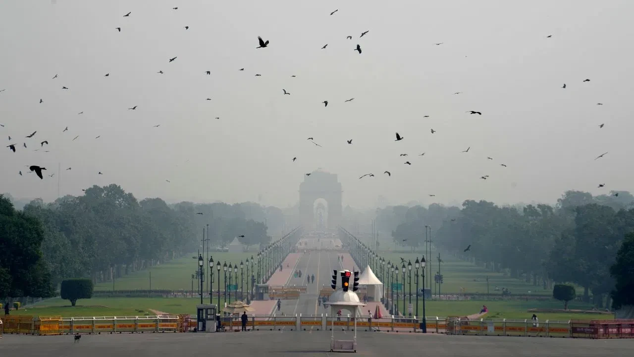 दिल्ली में प्रदूषण से थोड़ी राहत, AQI 300 से नीचे पहुंचा