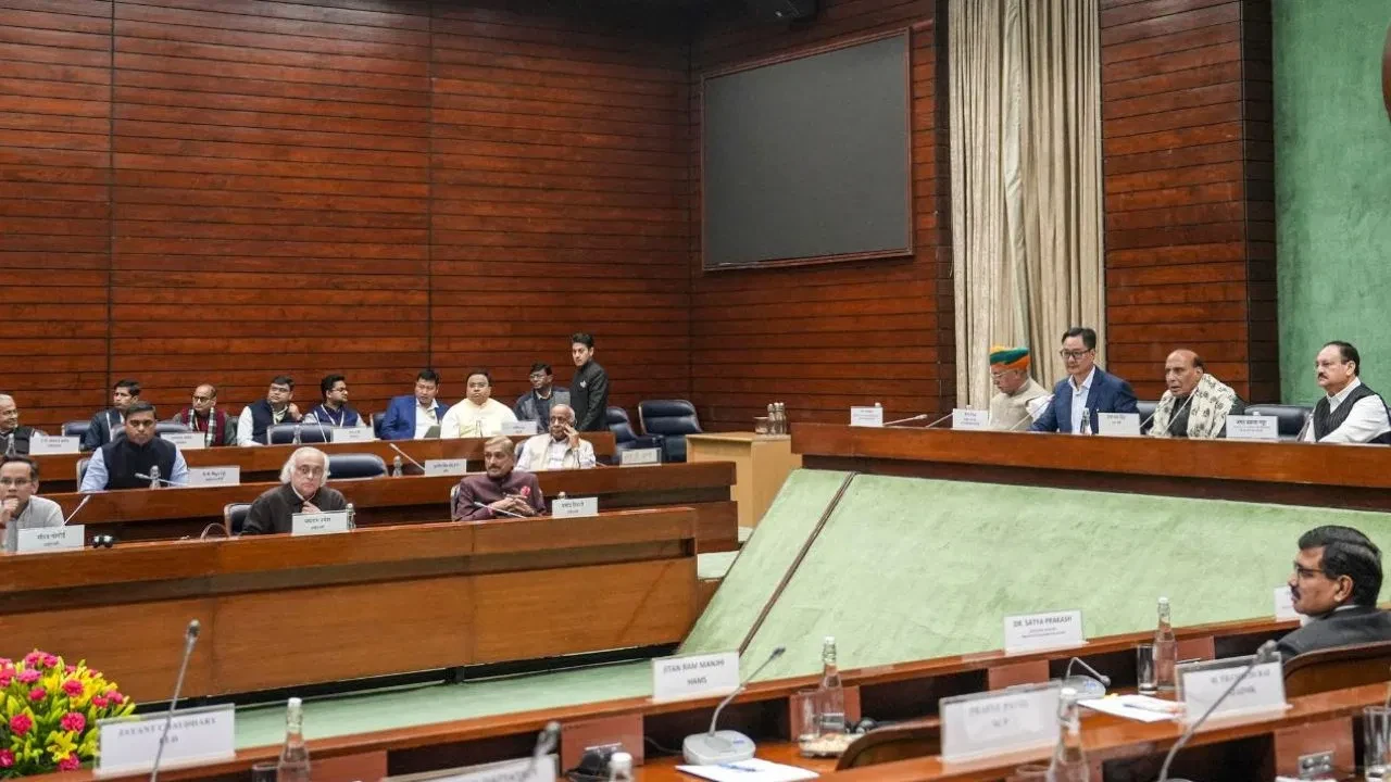 सर्वदलीय बैठक में SIR पर टकराव, विपक्ष बोला– वोट चोरी नहीं अब हो रही डकैती