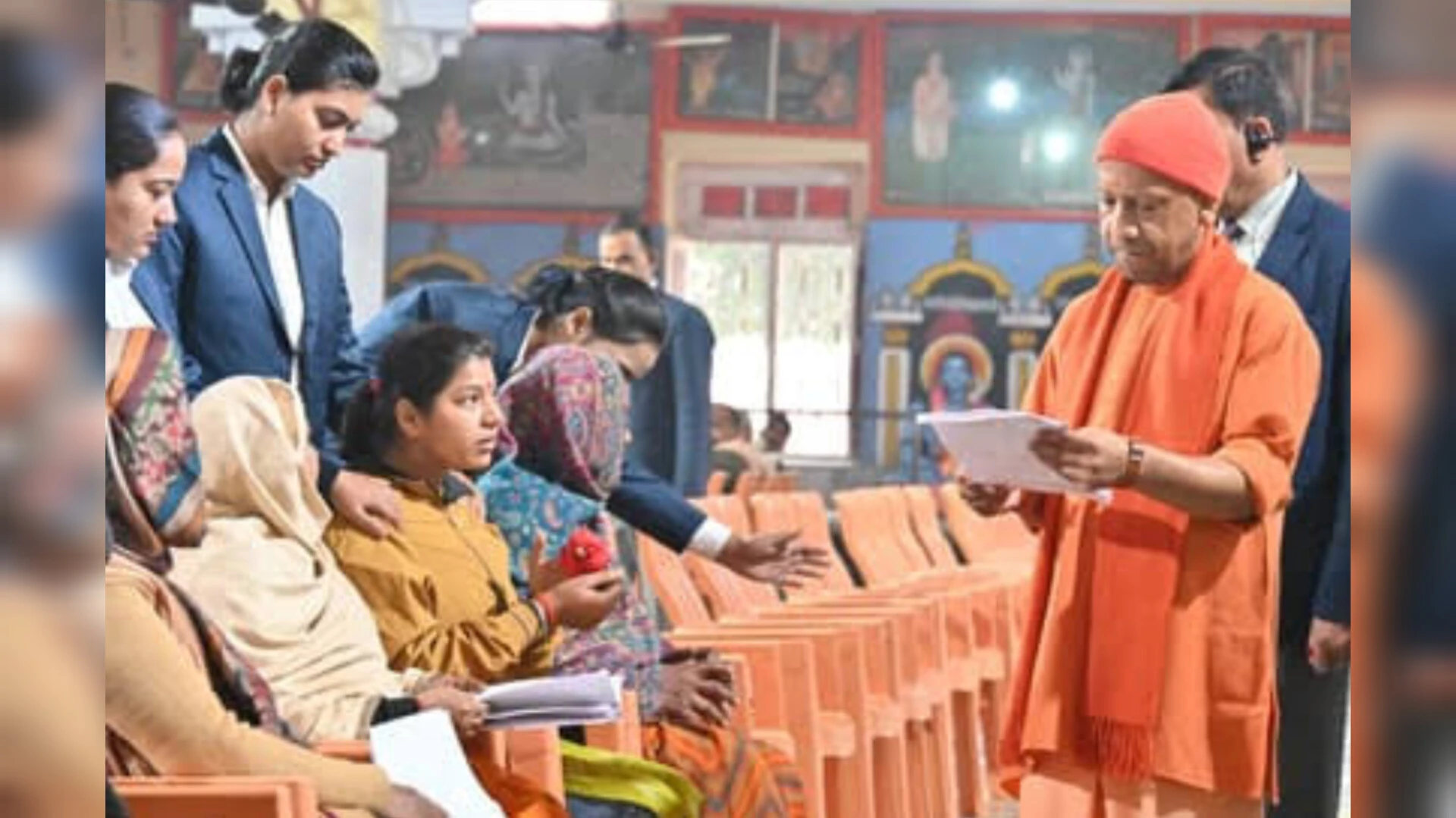 घबराइए मत, हर समस्या का समाधान किया जाएगा- जनता दर्शन में बोले सीएम योगी