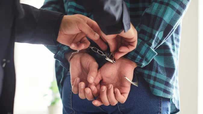 महिला को नशा देकर कार में छेड़छाड़, पुलिस ने युवक दबोचा