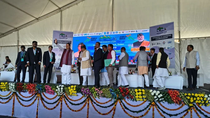 टिहरी झील में इंटरनेशनल प्रेजिडेंट कप का समापन, सीएम धामी ने विजेताओं को मेडल दिए