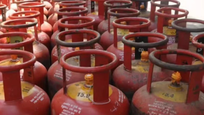 एलपीजी कीमतों में बदलाव: कमर्शियल सिलेंडर हुआ सस्ता, घरेलू दाम स्थिर