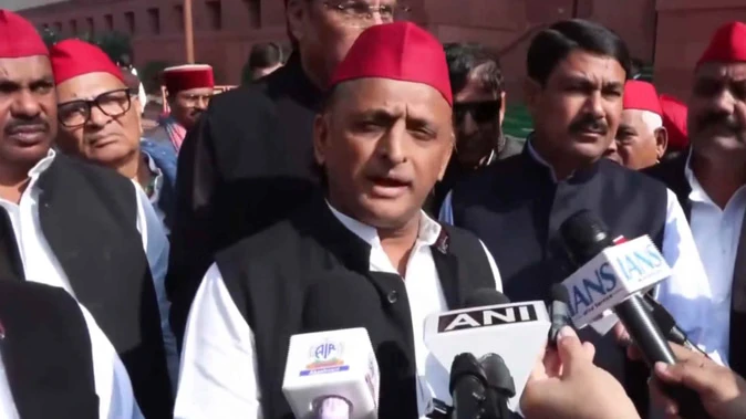 संसद में एसआईआर हंगामा: अखिलेश यादव ने बीएलओ मौतों पर उठाए सवाल