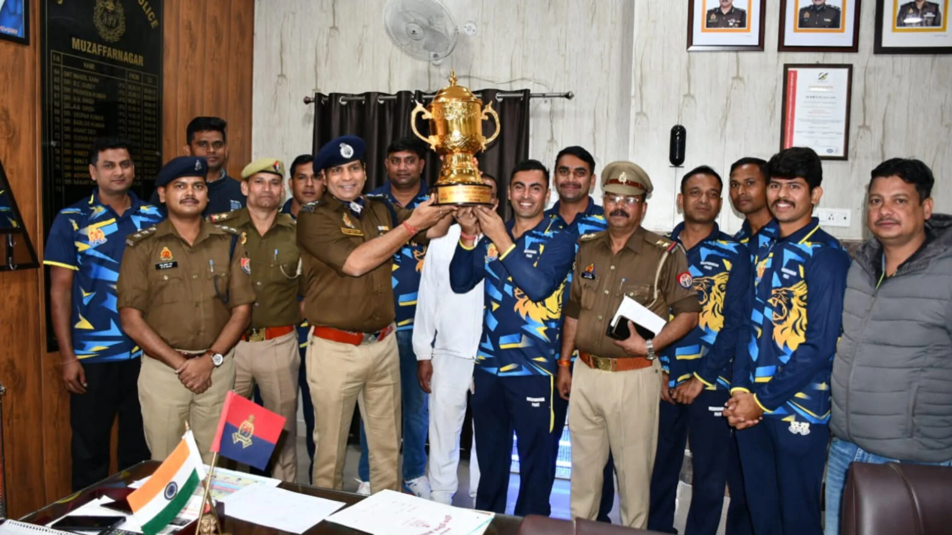 मुजफ्फरनगर: एसएसपी ने किया क्रिकेट पुलिस टीम को सम्मानित