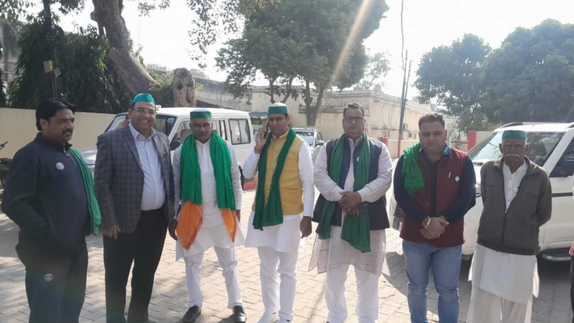 पुलिस पर स्कॉर्पियो चढ़ाने के आरोप में जेल गए चार युवकों से मिले भाकियू नेता