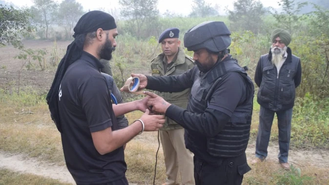 गुरदासपुर में पुलिस मुठभेड़ में दो आतंकवादी गिरफ्तार, ग्रेनेड और हथियार बरामद