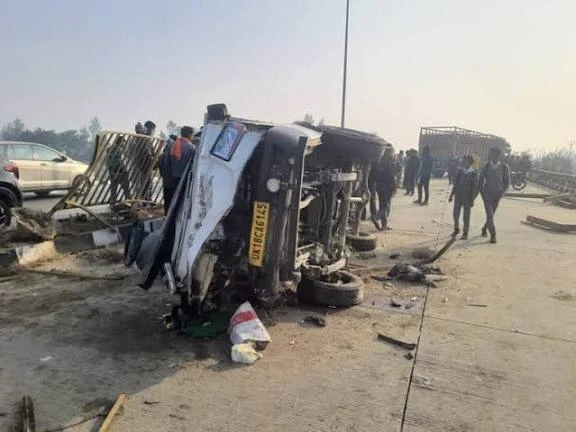 बिजनौर: तेज रफ्तार कंटेनर ने बाइक और पिकअप को रौंदा, तीन की मौत