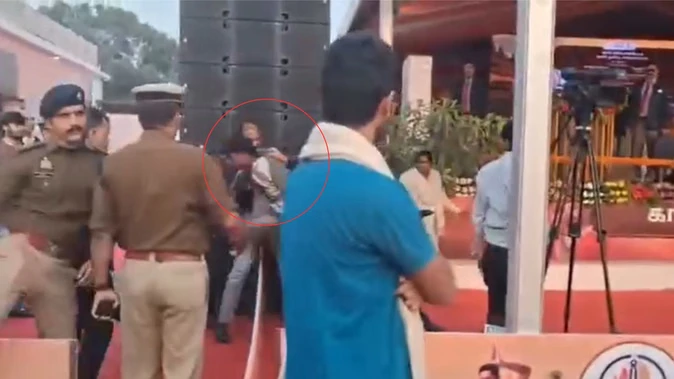 सुरक्षा में चूक: काशी तमिल संगमम के कार्यक्रम में सीएम योगी के तरफ दौड़ा युवक