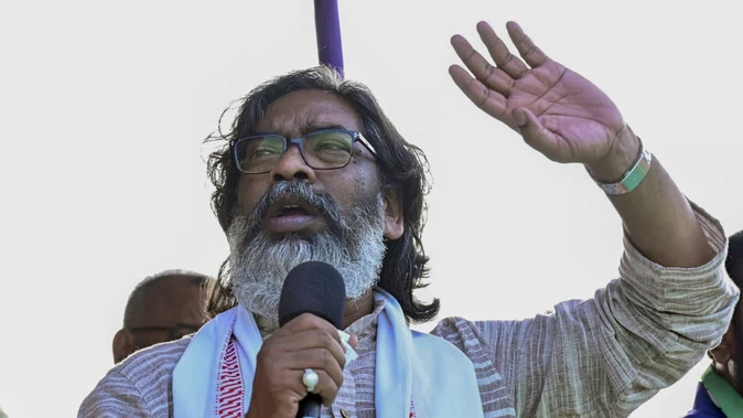 दिल्ली दौरे ने बढ़ाई झारखंड में राजनीतिक अटकलें, हेमंत-कल्पना सोरेन की वापसी लंबित