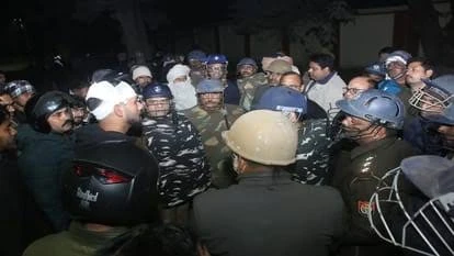 बीएचयू में देर रात बवाल: छात्रों-पुलिसकर्मियों के बीच पत्थरबाजी, 100 घायल, कई वाहन क्षतिग्रस्त