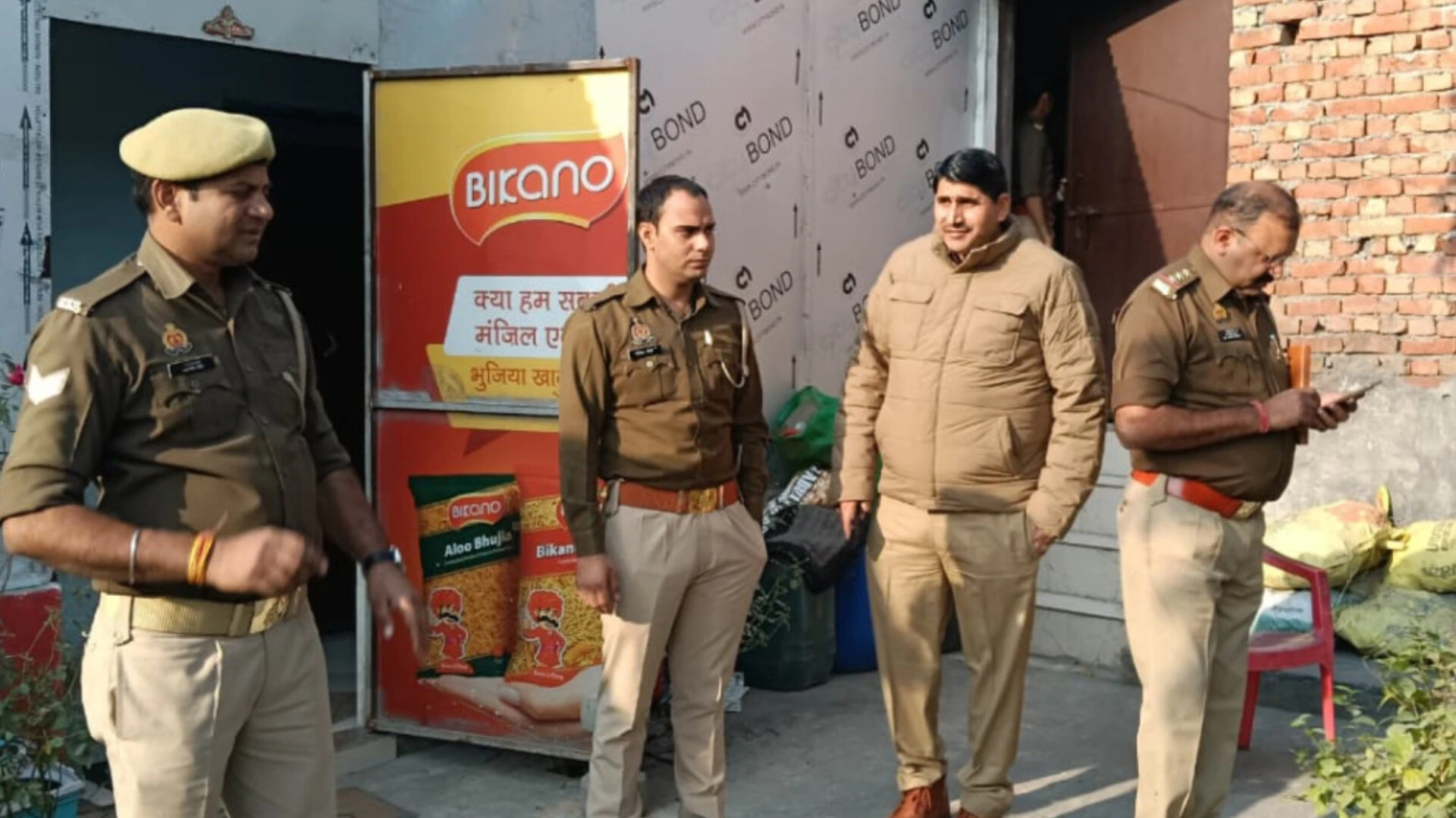 मुजफ्फरनगर: हाइवे पर ढाबे में जांच के दौरान दस युवक और युवतियां पकड़े