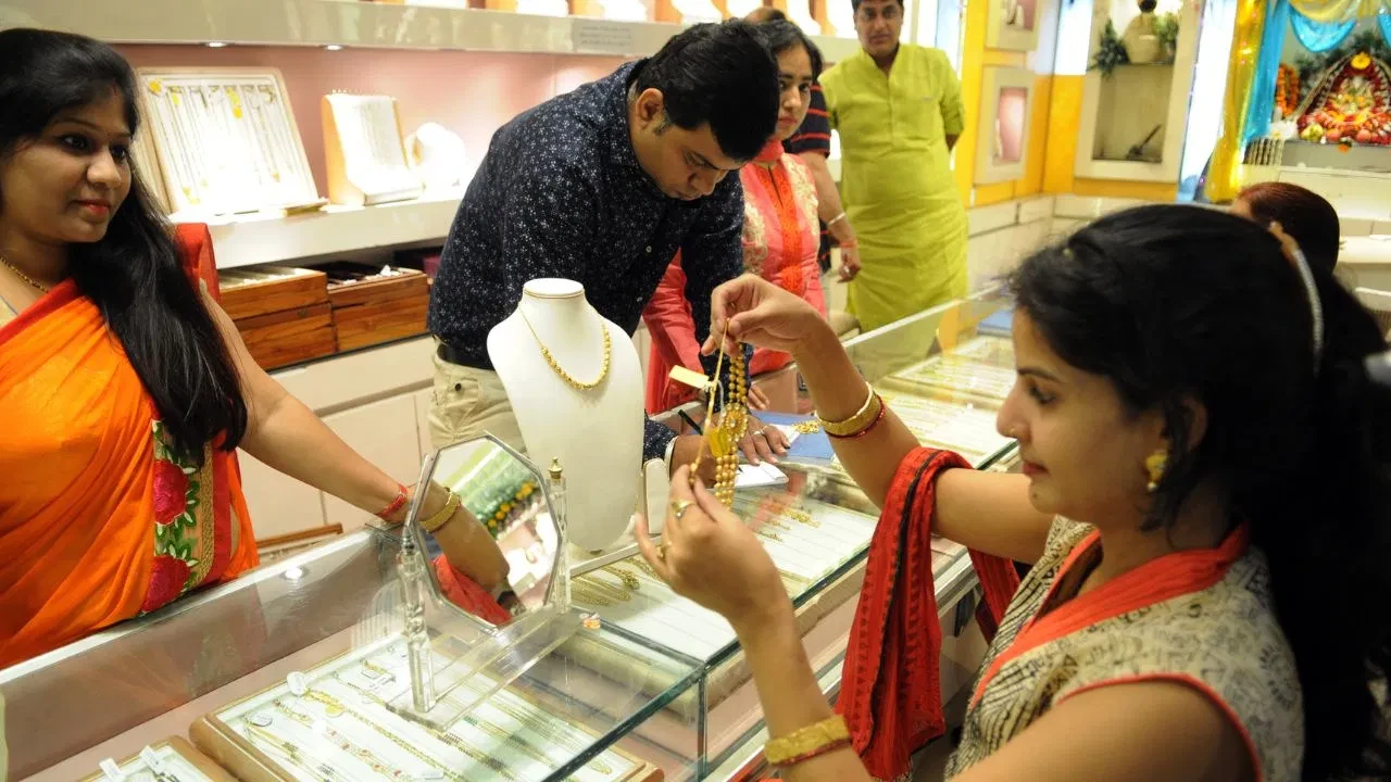 गोल्ड ने दिखाई रफ्तार, दो हफ्तों में 7% की उछाल, 1.50 लाख की ओर सोना?