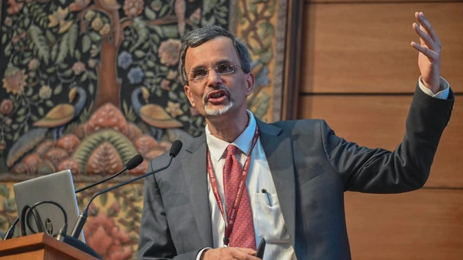 रुपये में गिरावट पर सरकार चिंतित नहीं, अगले साल सुधार की उम्मीद: वी अनंत नागेश्वरन