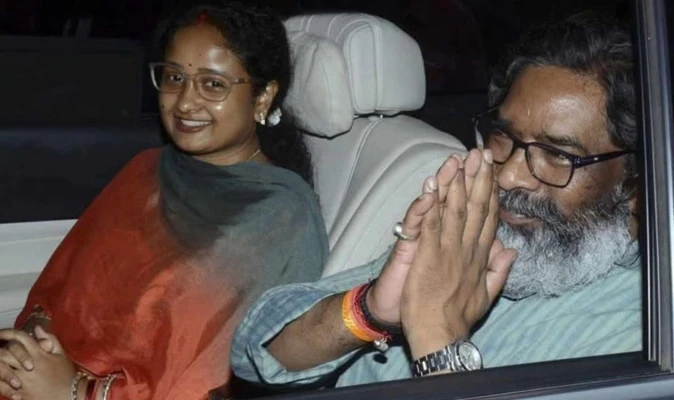 दिल्ली से लौटे हेमंत सोरेन, सियासी गलियारों में बढ़ी अटकलें