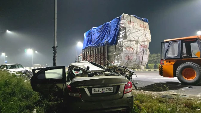 अमरोहा हादसा: हाईवे पर खड़ी डीसीएम में घुसी कार, चार डॉक्टरों की मौत