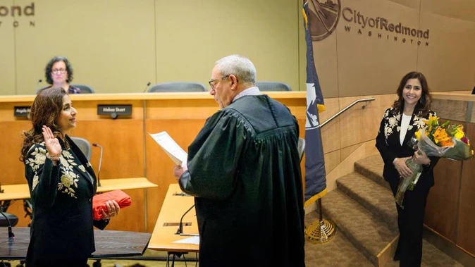 लखनऊ की मेनका सोनी बनीं रेडमंड की पहली महिला काउंसलर, गीता हाथ में लेकर ली शपथ