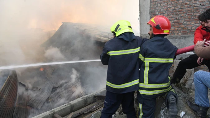 श्रीनगर के नौपोरा में भीषण आग, कई घरों को नुकसान; दमकल ने काबू पाया