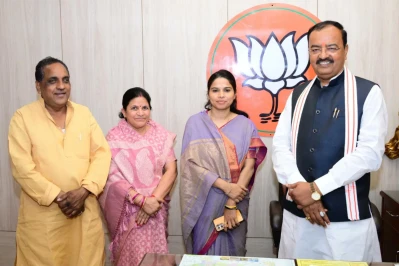 सपा से निष्कासित विधायक पूजा ने छुए डिप्टी सीएम केशव मौर्य के पैर