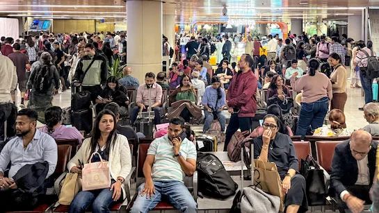 14 घंटे तक एयरपोर्ट पर फंसे यात्री, उड़ानों की खराब संचालन व्यवस्था पर हंगामा