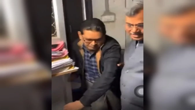 सहारनपुर में महापौर ने लिपिक को पीटकर बाहर निकाला, तनाव के बाद बिगड़ी तबीयत