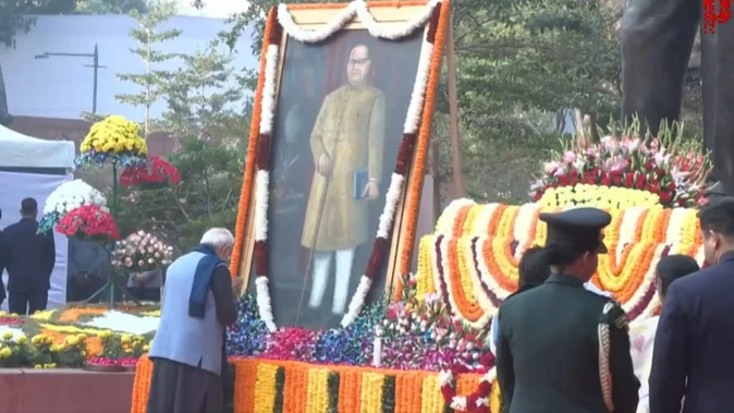 आंबेडकर पुण्यतिथि: पीएम मोदी ने दी श्रद्धांजलि, राहुल बोले– उनकी विरासत संघर्ष की प्रेरणा