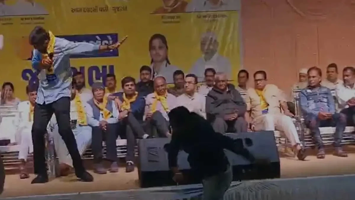 जामनगर में जनसभा के दौरान आप विधायक पर युवक ने फेंका जूता, मचा हंगामा