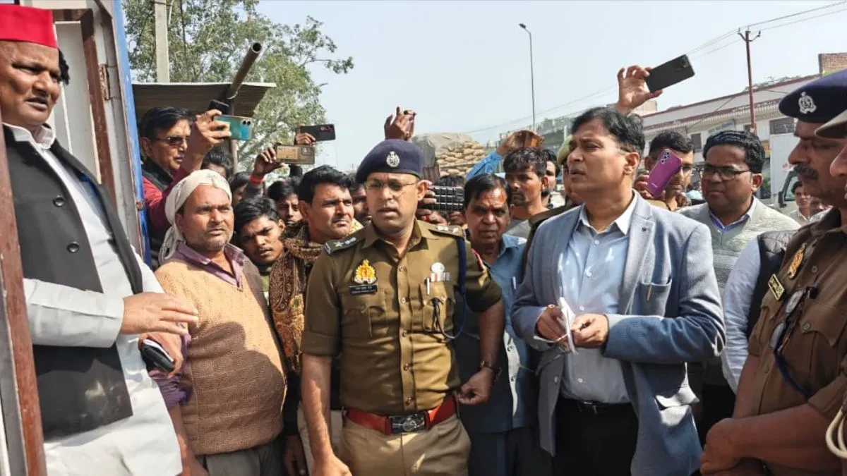 मैनपुरी: आंबेडकर प्रतिमा क्षतिग्रस्त, विधायक समर्थकों के साथ धरने पर बैठे