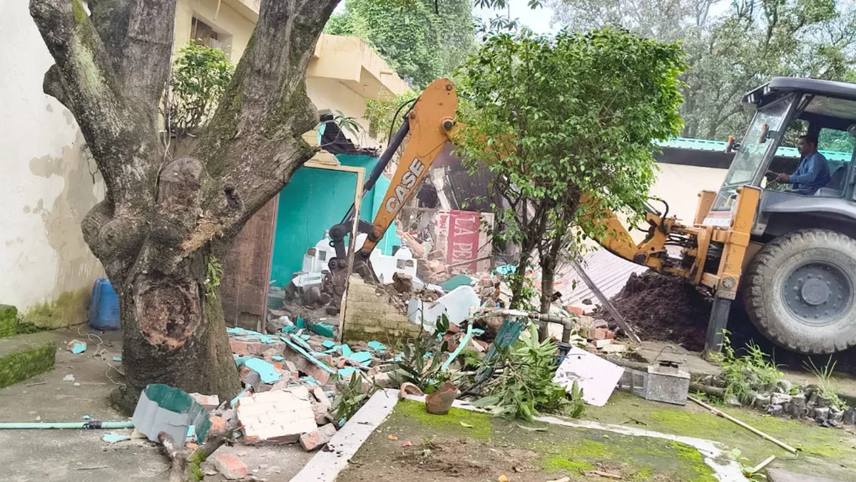 देहरादून में अतिक्रमण पर निगम की बड़ी कार्रवाई, कई अवैध निर्माण ढहे