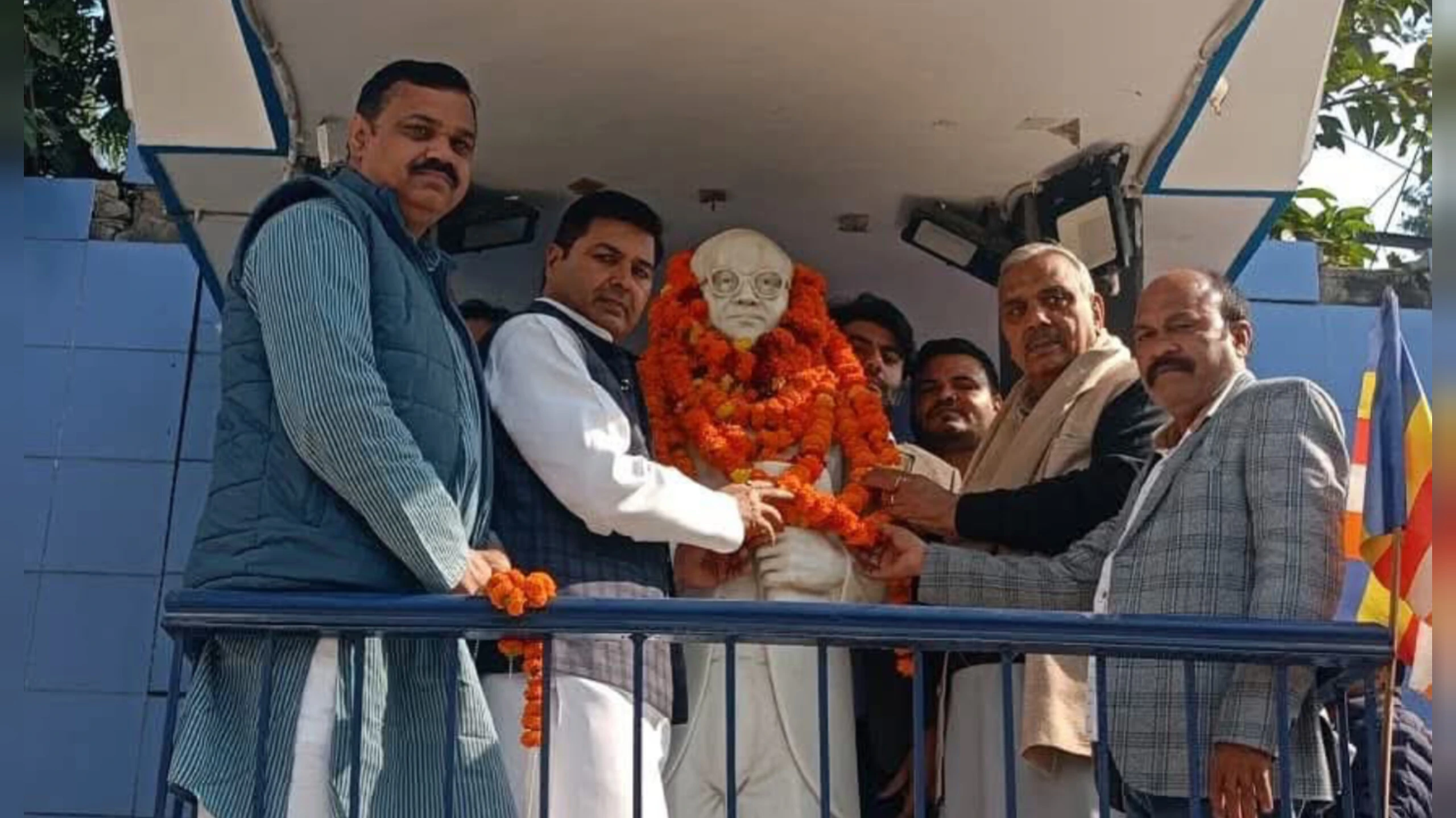 बाबा साहब की प्रतिमा पर किया माल्यापर्ण, दी श्रद्धांजलि