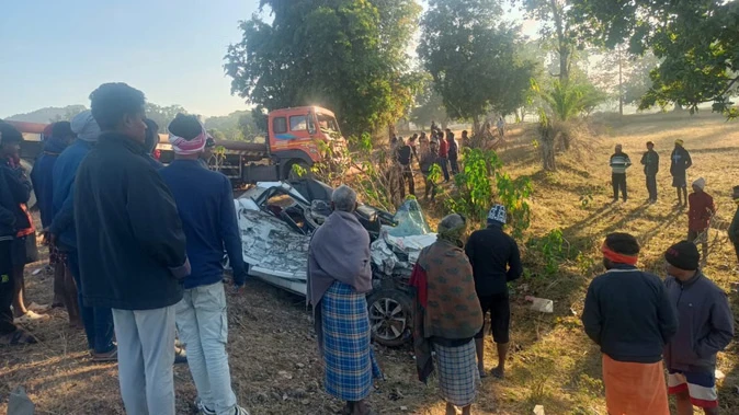 जशपुर में दर्दनाक हादसा: तेज रफ्तार कार ट्रेलर से टकराई, पांच की मौत