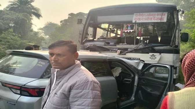 गोंडा-अयोध्या हाईवे पर बस और कार की भिड़ंत, तीन की मौत, तीन घायल