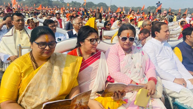 कोलकाता ब्रिगेड परेड ग्राउंड में हुआ विशाल गीता पाठ, लाखों श्रद्धालु हुए शामिल